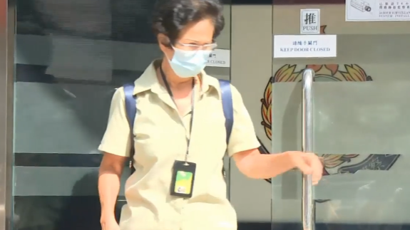 警方國安處拘捕兩男一女，涉嫌8月31日晚在太子港鐵站外叫喊煽動口號，其中一人是前九龍城區議員馮競文。馮競文下午離開紅磡警署。(有線新聞畫面)