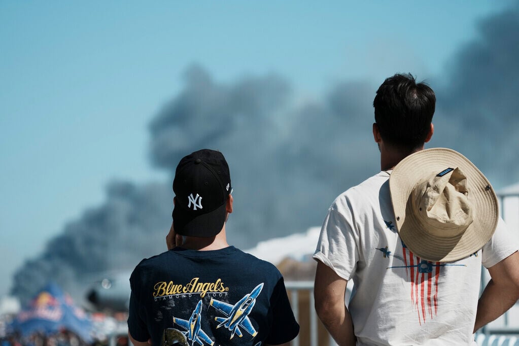 希臘F-4戰機表演時墜毀兩人亡 數千人目睹悲劇(AP)