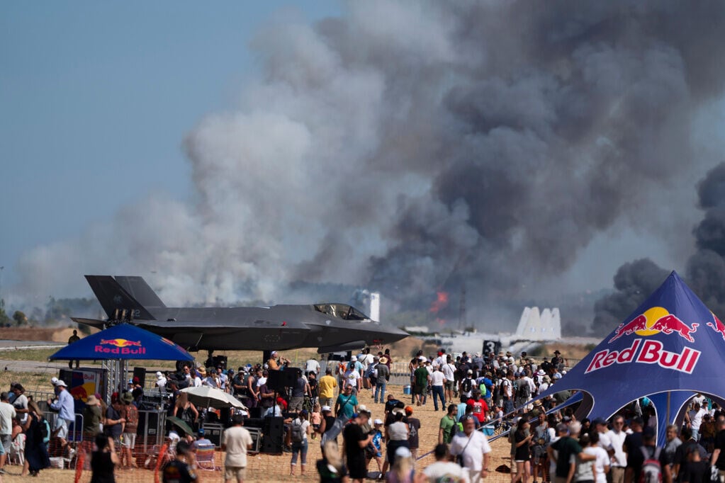 希臘F-4戰機表演時墜毀兩人亡 數千人目睹悲劇(AP)