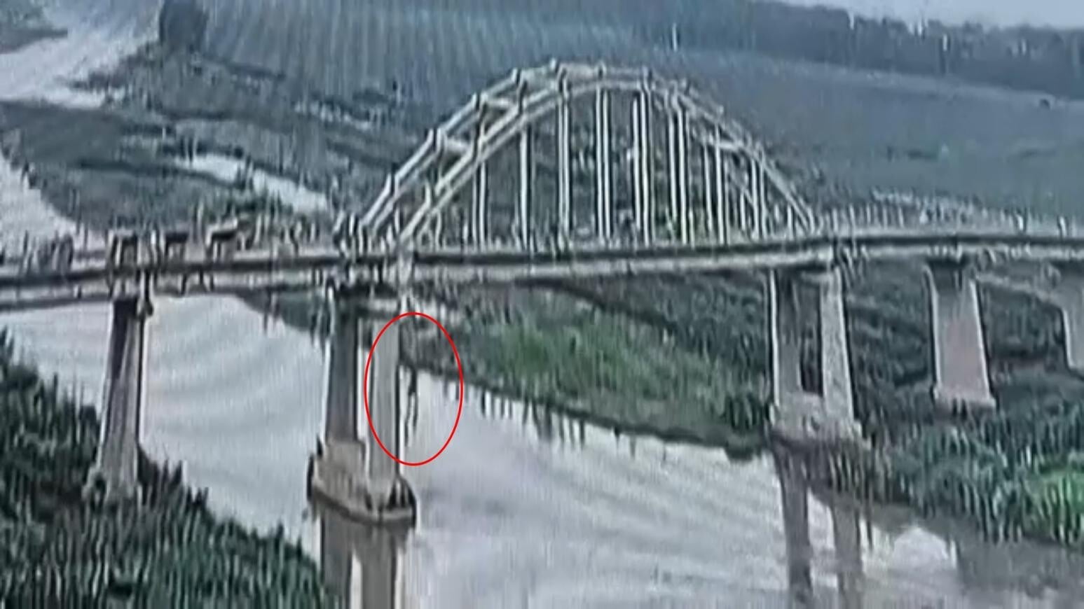 趙鑫水步行通過臨清先鋒大橋時，因橋板突斷裂墜河。（圖／翻攝澎湃新聞）