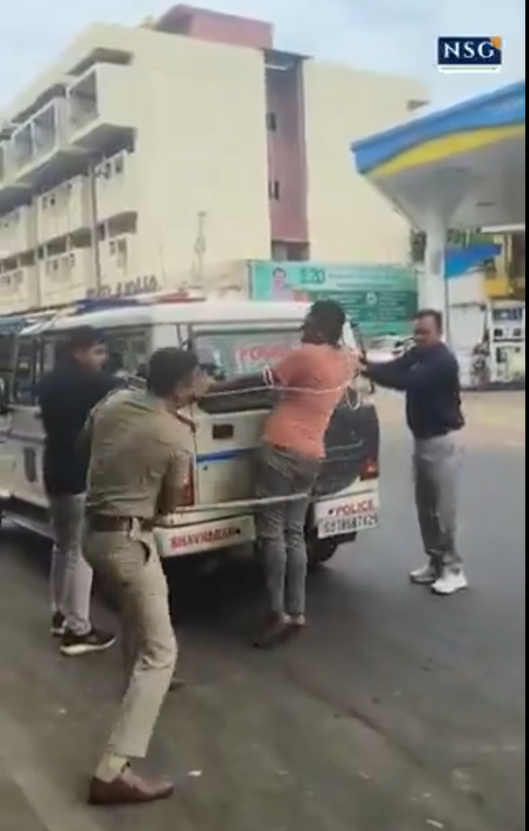 印度男痛毆女友致死 重組案情遭警員綑綁拿棍猛力打100下(有片)