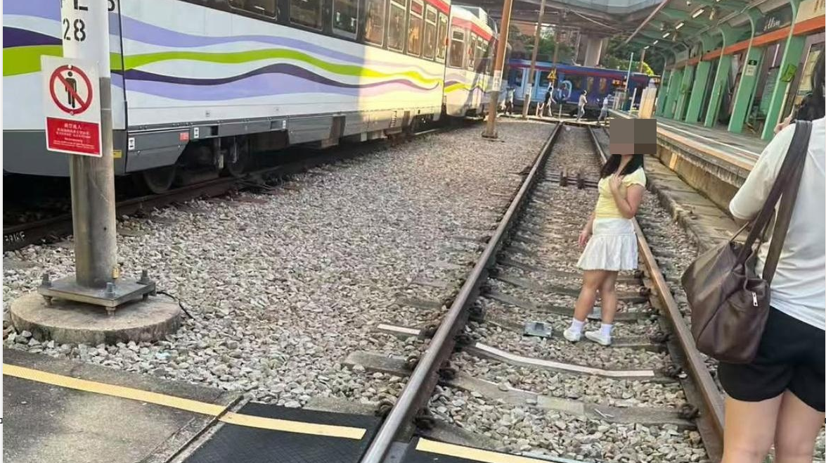 兩名女子闖入路軌拍照。(網上圖片)