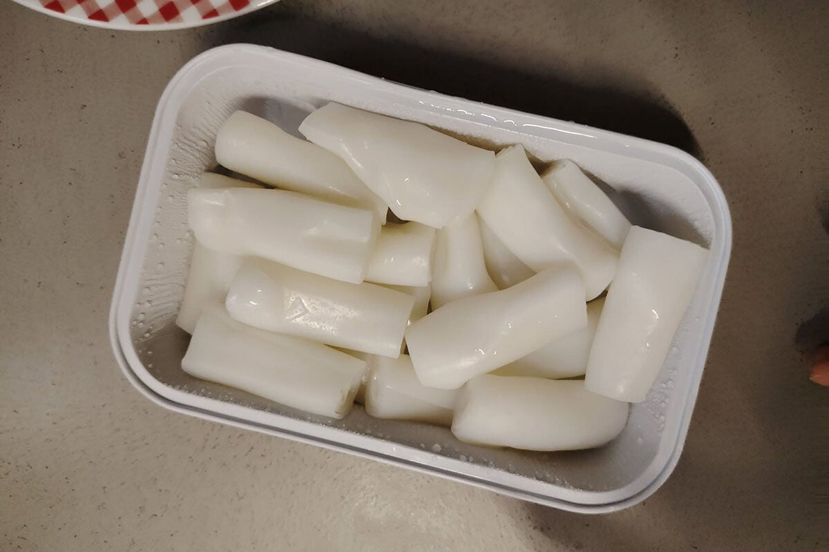 有乘客分享乘搭HK Express時,預購飛機餐漏單的經歷,指腸粉打包回到家中已「硬晒」。(FB群組「HK Express香港快運及旅行資訊關注組」圖片)