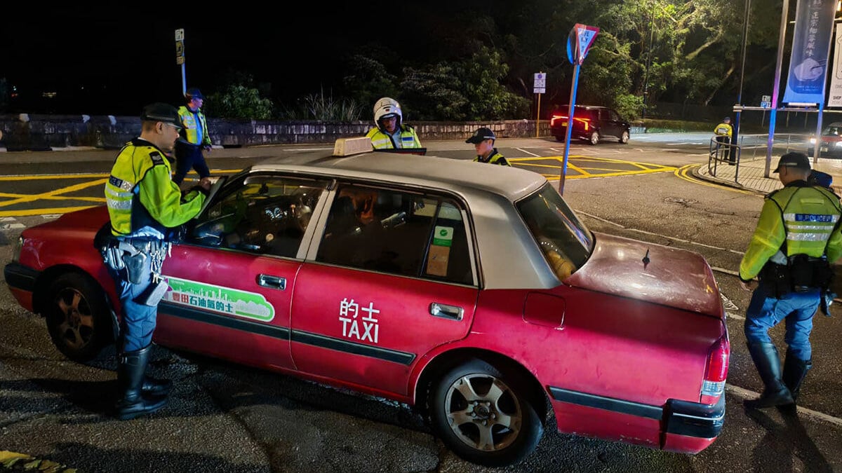 一名的士司機涉嫌就山頂纜車中環總站往山頂的行程索價350元，涉及4宗罪被捕。(警方圖片)