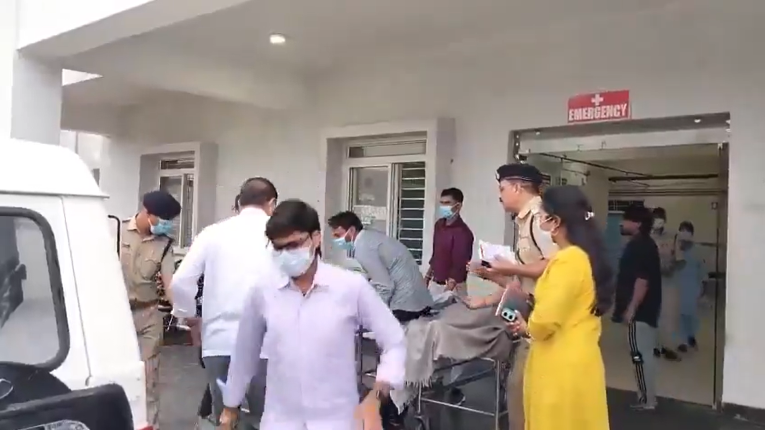 印度中央邦薩格爾區發生多位民眾喝到假酒導致中毒事件，至少11人因此送命。（圖／翻攝自X）