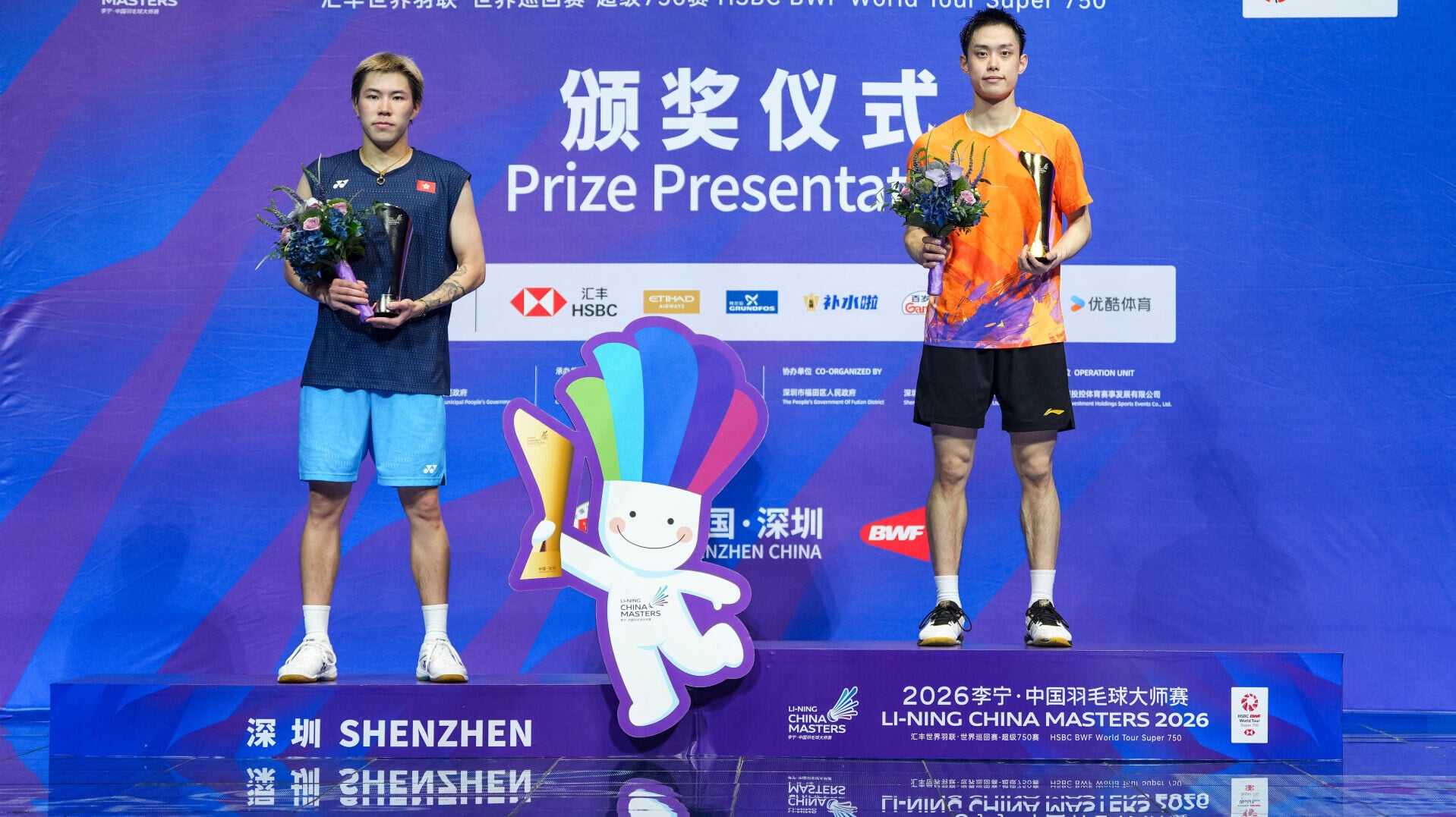 在深圳舉行的中國羽毛球大師賽男單決賽上演「香港打吡」，世界排名第32、22歲的吳英倫直落兩局擊敗師兄、世界排名第25李卓耀，首次闖入超級750賽決賽，就贏得冠軍。(新華社)