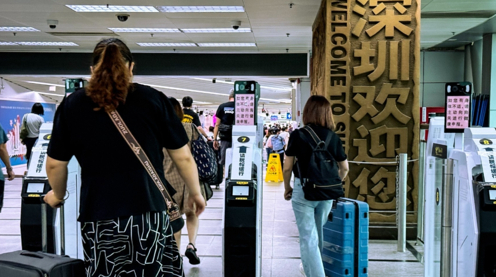 深港人員往來繼續是口岸客流基本盤，今年首8個月香港居民出入境達9931.66萬人次，同比增長10.63%，雙向流動保持旺盛。(中通社資料圖片)