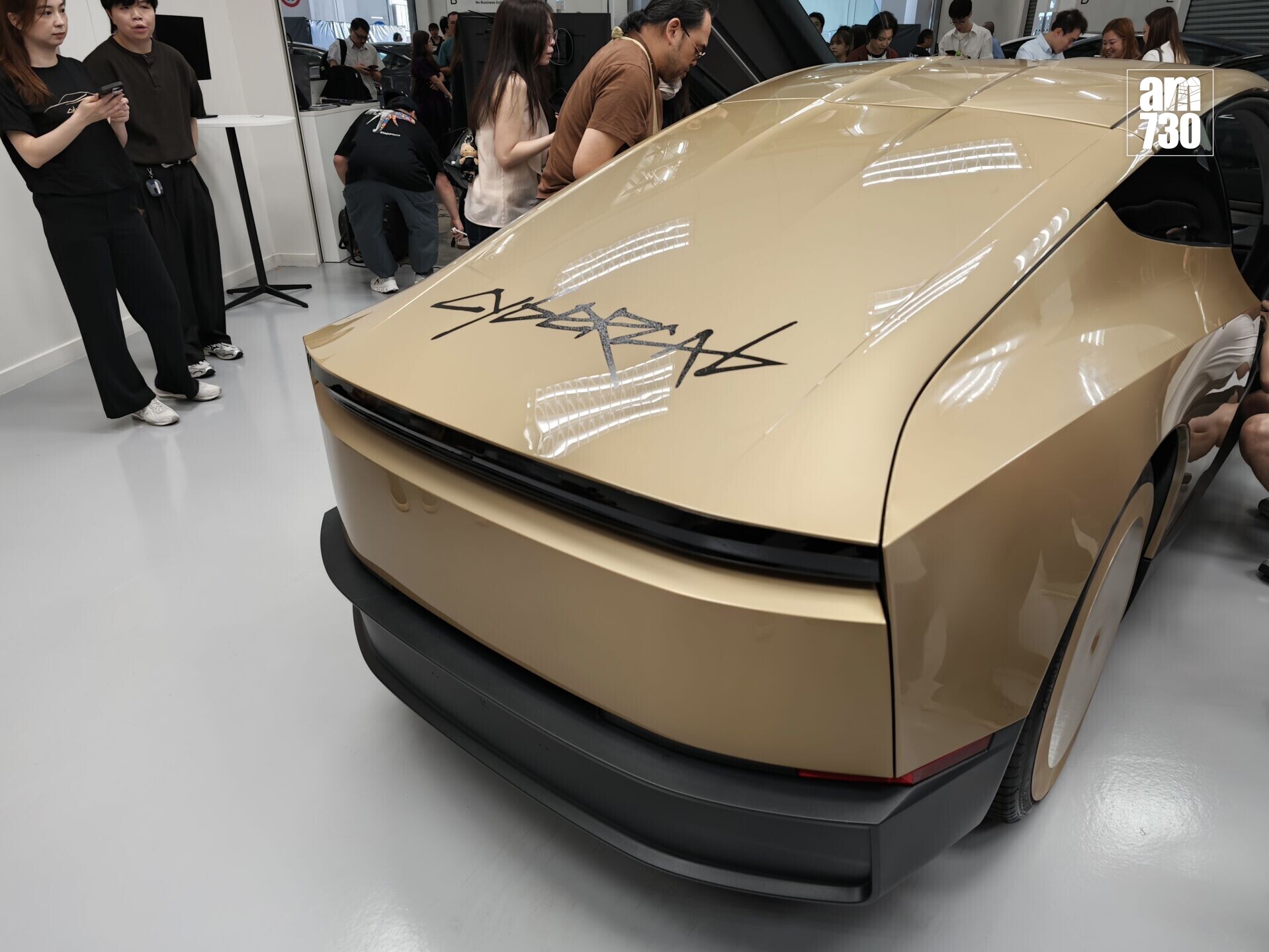 Tesla Cybercab車尾上印上標誌。