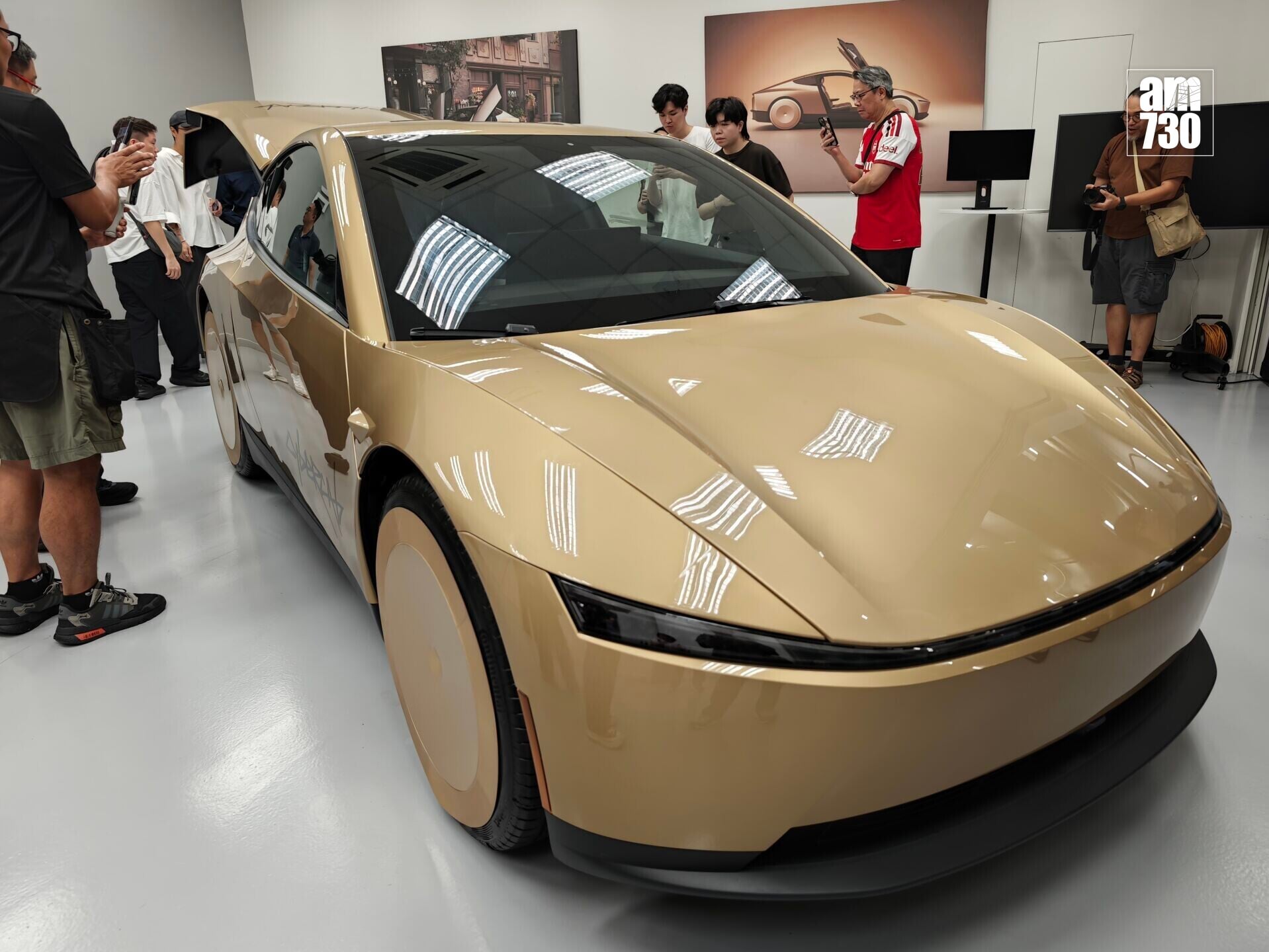 Tesla Cybercab全車科幻感十足。