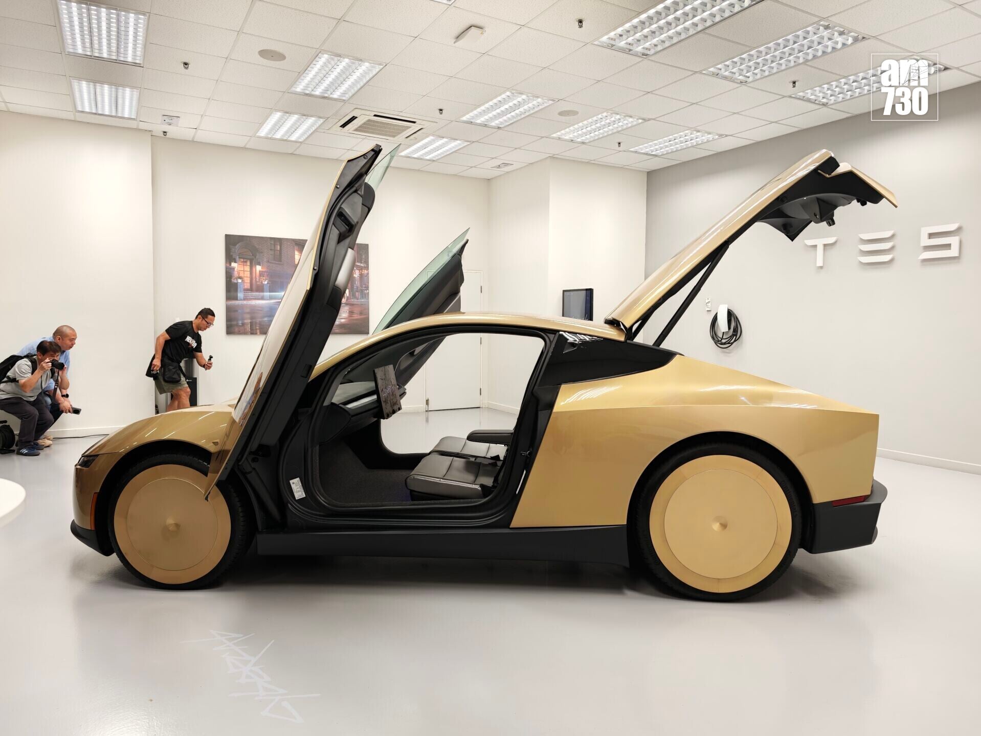 Tesla Cybercab採用蝶翼式鷗翼車門設計。