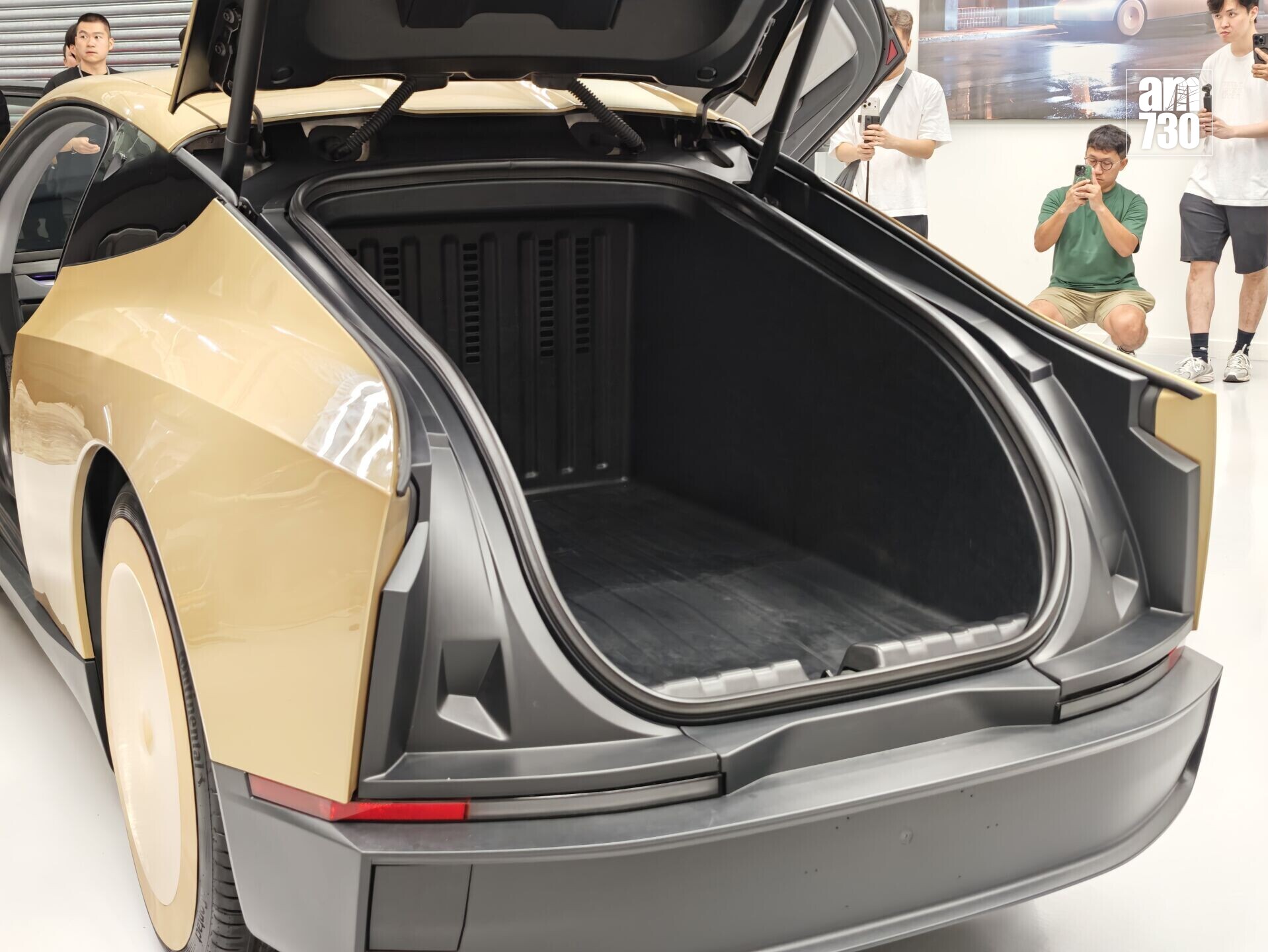 Tesla Cybercab擁有約572公升的寬敞後行李廂。