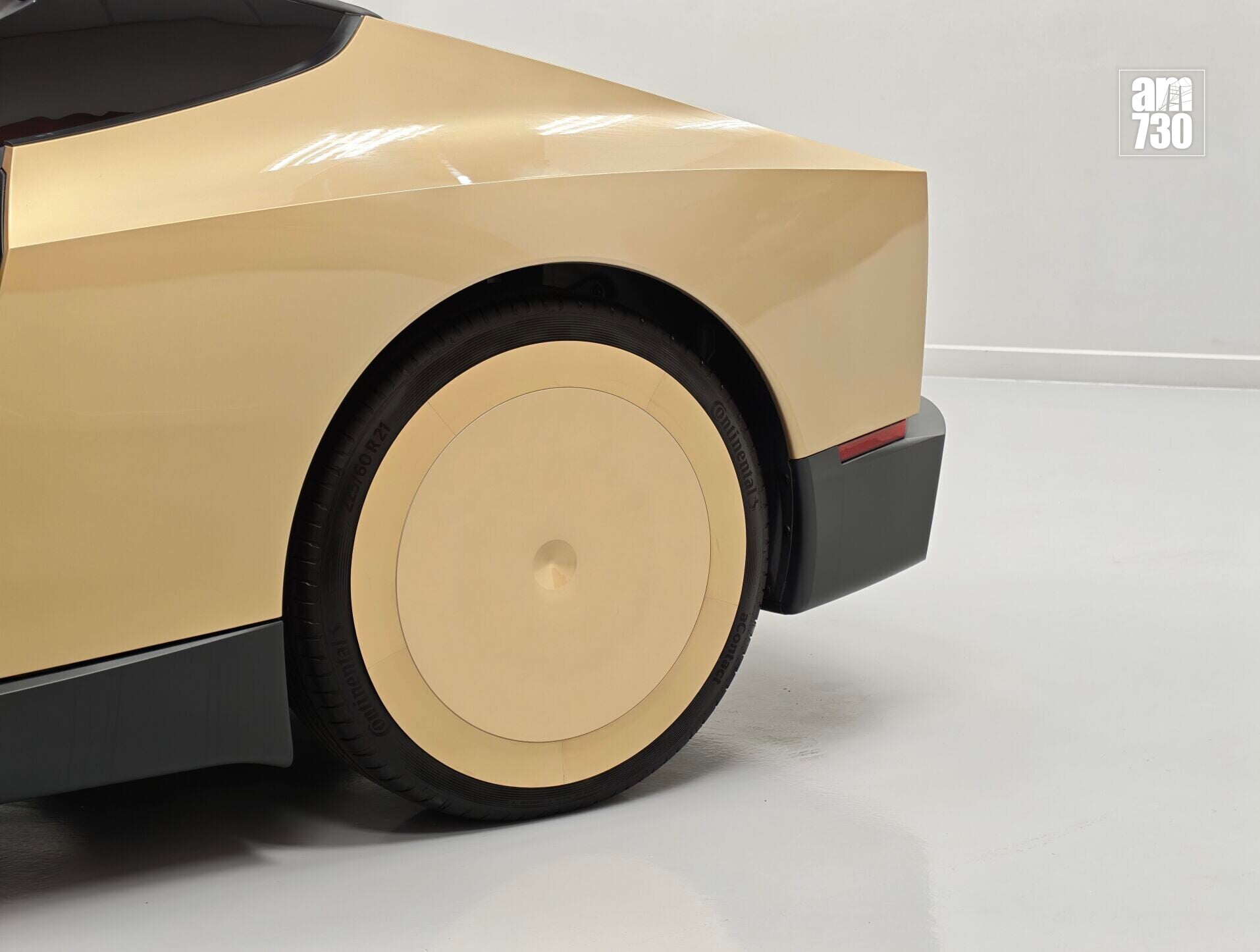 Tesla Cybercab車尾線條似足Cybertruck。