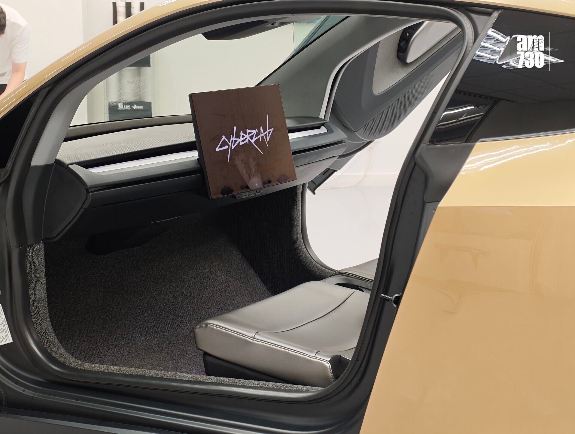 Tesla Cybercab中控台只有一個屏幕。