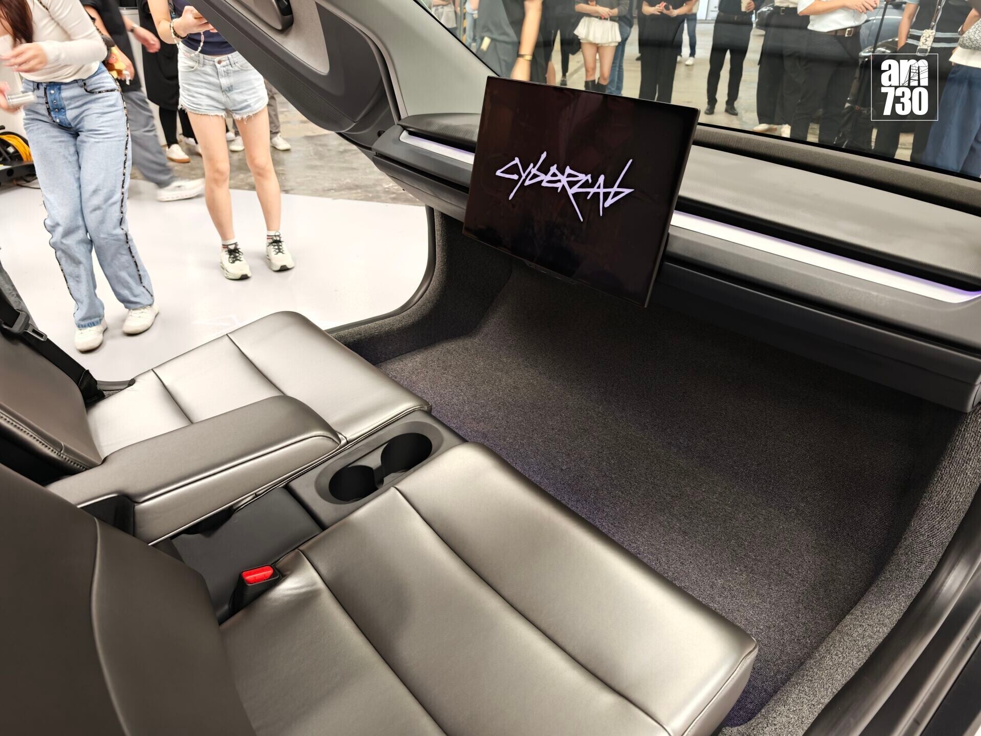 Tesla Cybercab為兩座位設計。