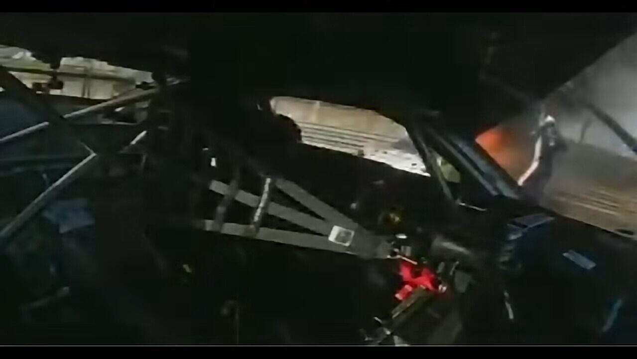 Loek Hartog落車拿起滅火筒救火,再於火海中拖出Ollie Millroy