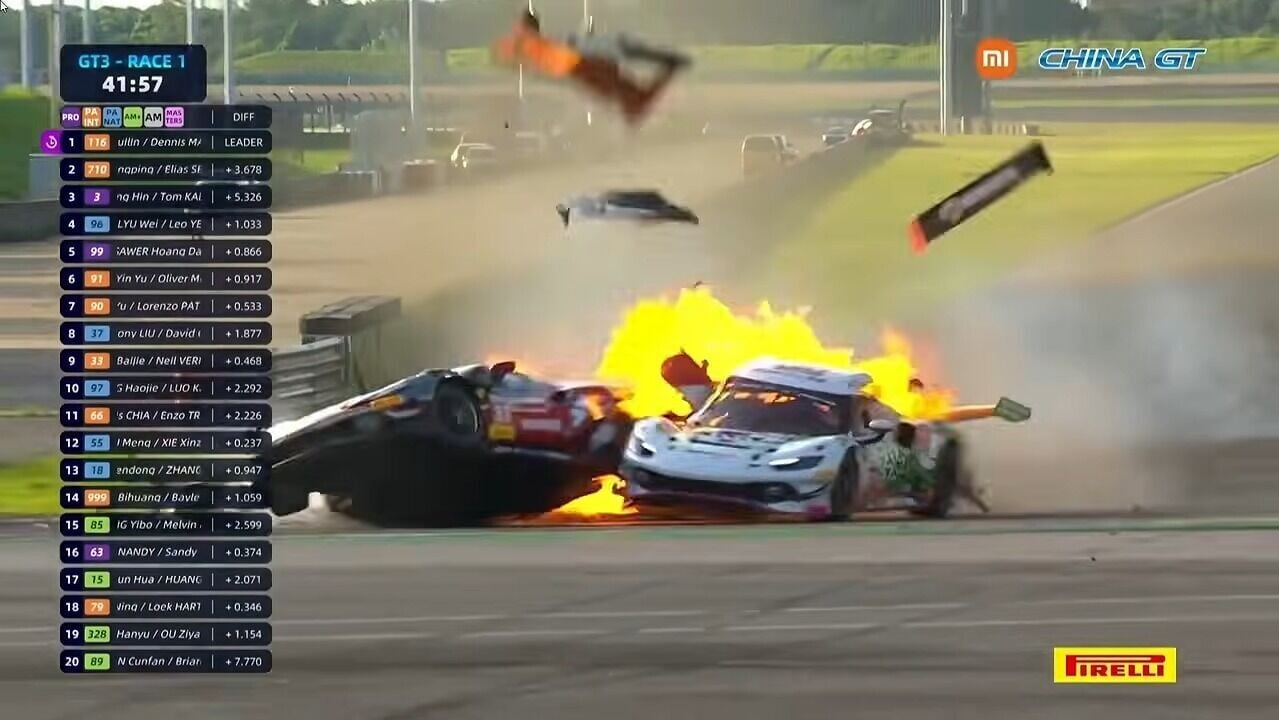CHINA GT中國超級跑車錦標賽發生意外,英國車手llie Millroy戰車在比賽中途起火(影片截圖)