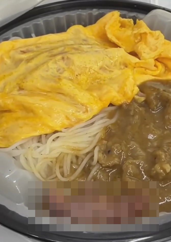 有女網民指在葵興一間工業大廈食堂外賣一碗沙嗲牛肉米粉外賣,詎料一打開餐蓋,竟發現有一隻老鼠BB掙扎,食客已向食環署投訴,署方派人上門收取外賣取證。(Threads)