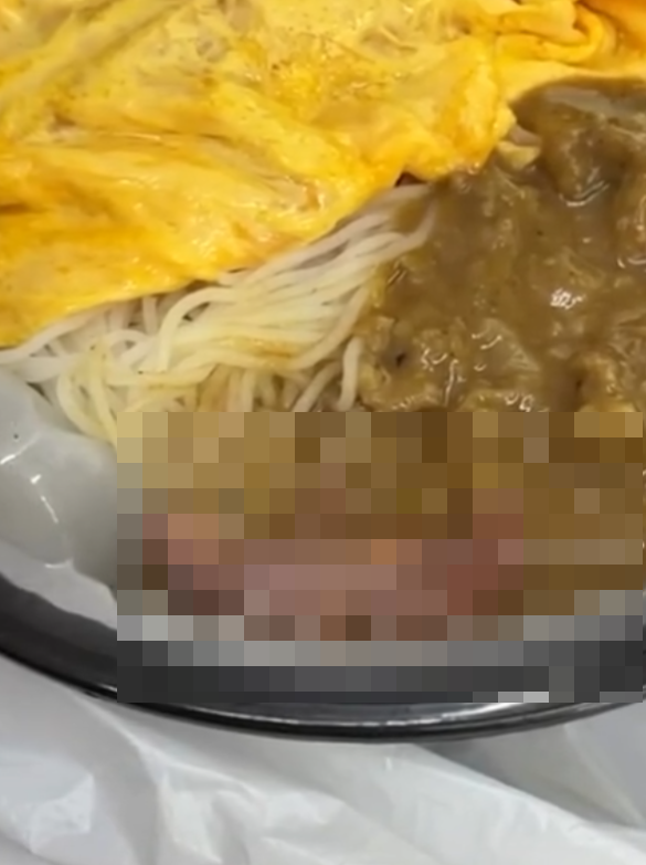 有女網民指在葵興一間工業大廈食堂外賣一碗沙嗲牛肉米粉外賣,詎料一打開餐蓋,竟發現有一隻老鼠BB掙扎,食客已向食環署投訴,署方派人上門收取外賣取證。(Threads)