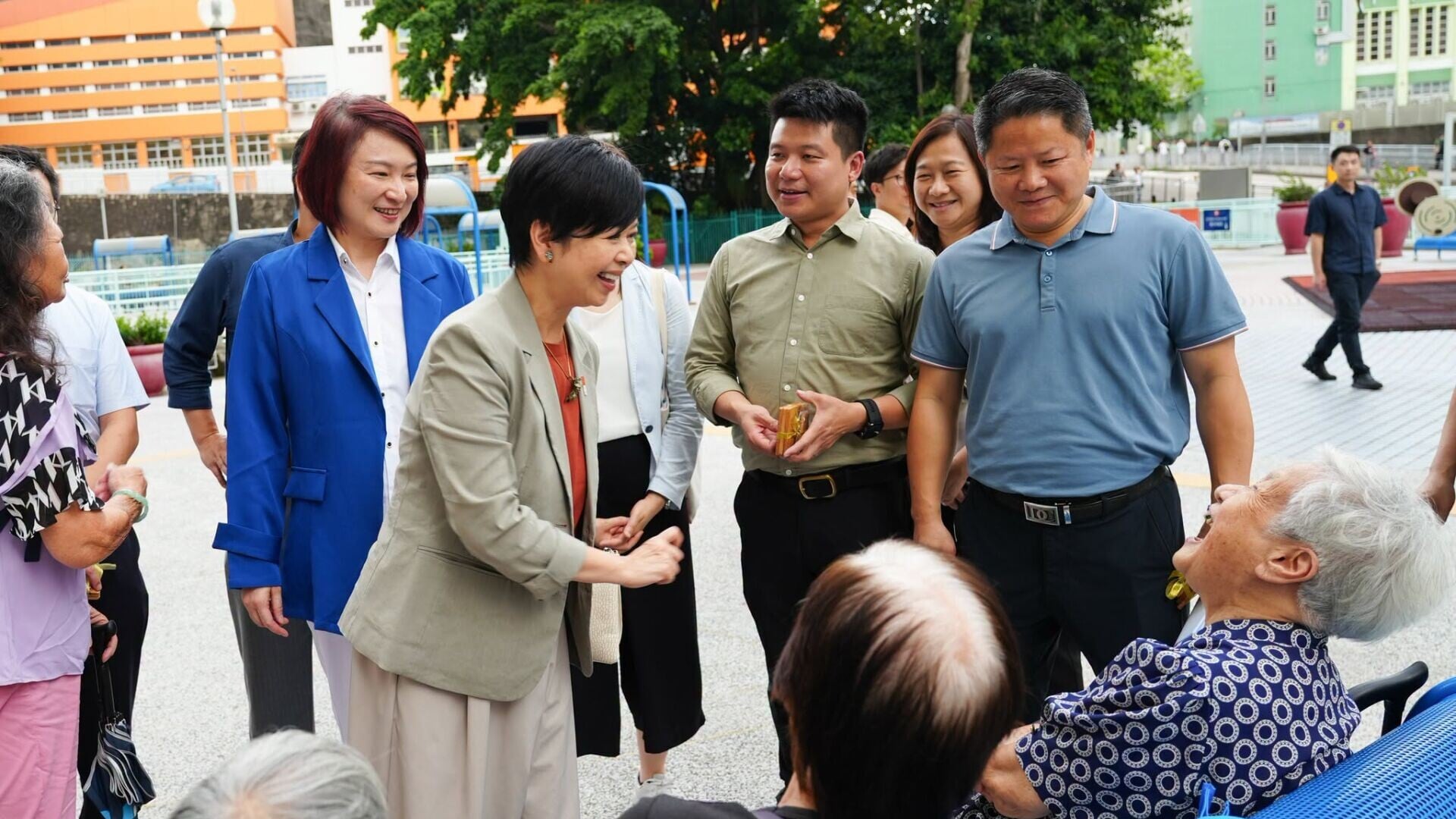 李慧琼在社交平台指，房屋局局長何永賢與團隊應邀到愛民邨視察，與民建聯地區團隊及街坊就屋邨管理、環境改善和宜居優化深入交流。(李慧琼fb)