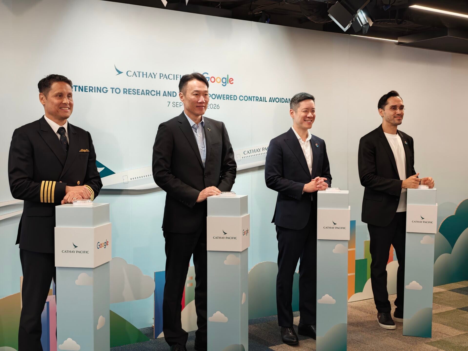 Google國泰合作推行有關航跡雲的研究,左起為國泰航空航線營運經理Tony Pringle機長、國泰數碼及資訊科技董事方逸翔、Google香港銷售及營運總經理余名德及Google氣候與AI產品經理Kemal Armada。