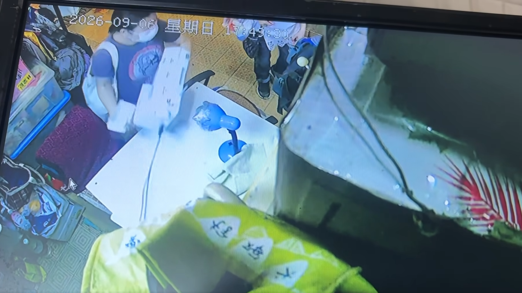 西環發生糾紛案，一名婦人疑不滿補褲效果，取走改衫檔的一部衣車(FB群組西環變幻時)