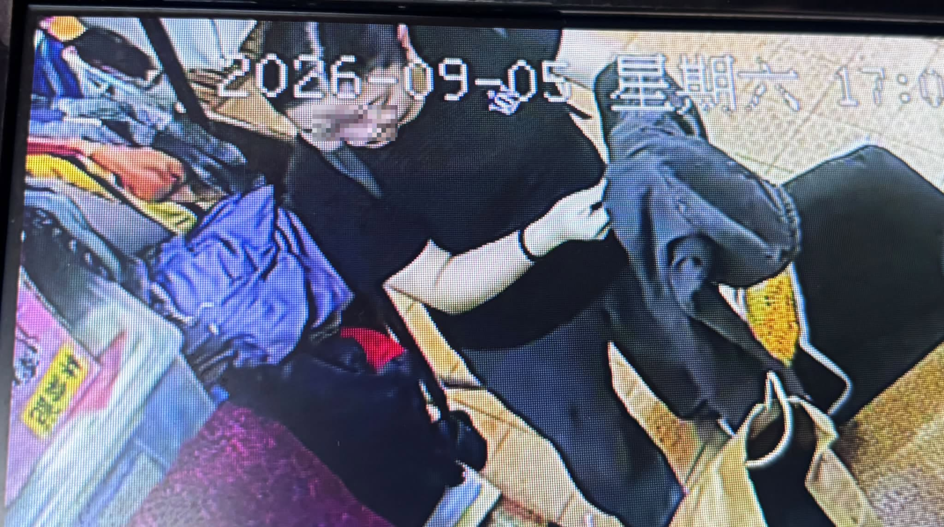 西環發生糾紛案,一名婦人疑不滿補褲效果,取走改衫檔的一部衣車(FB群組西環變幻時)