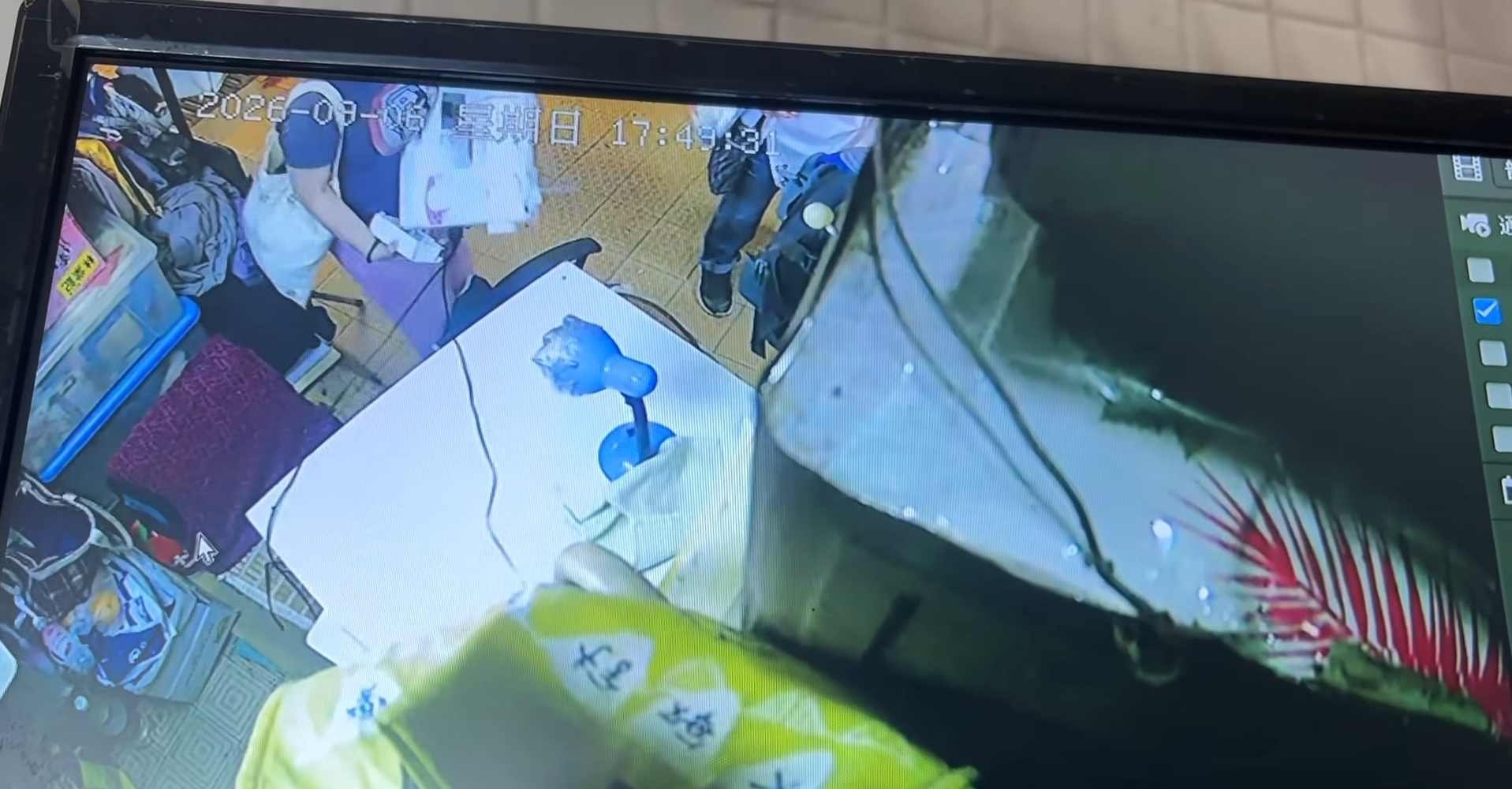 西環發生糾紛案,一名婦人疑不滿補褲效果,取走改衫檔的一部衣車(FB群組西環變幻時)