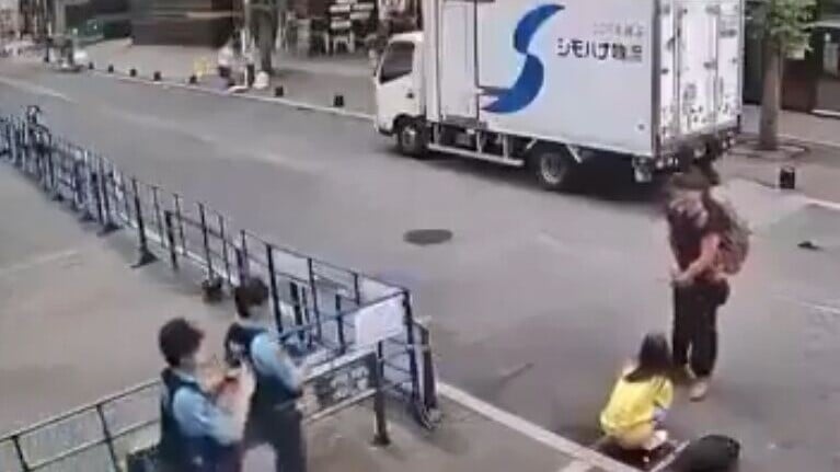 期間更有3名警察巡邏經過，卻對蹲坐的女子視若無睹，未有上前盤問或關心便直接離去。(X)