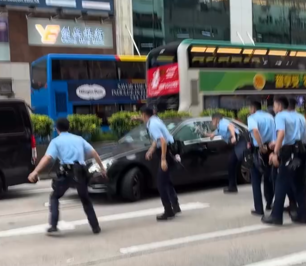 旺角彌敦道多名警員包圍平治私家車,要求司機落車,其間有警員手持伸縮警棍敲破車身玻璃,惟司機加速離開。(Threads)