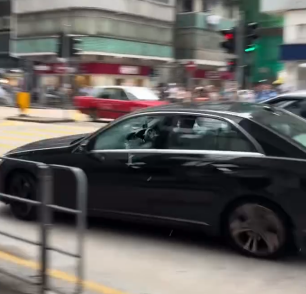 旺角彌敦道多名警員包圍平治私家車,要求司機落車,其間有警員手持伸縮警棍敲破車身玻璃,惟司機加速離開。(Threads)