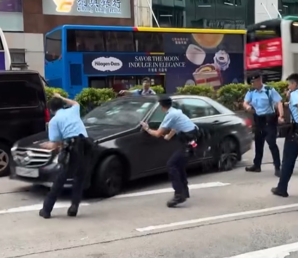 旺角彌敦道多名警員包圍平治私家車,要求司機落車,其間有警員手持伸縮警棍敲破車身玻璃,惟司機加速離開。(Threads)