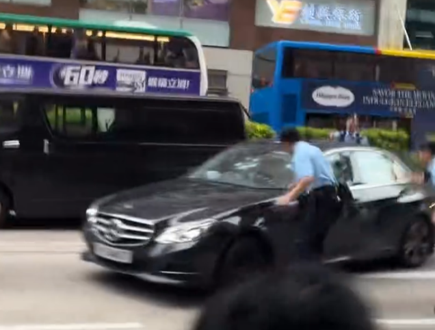 旺角彌敦道多名警員包圍平治私家車,要求司機落車,其間有警員手持伸縮警棍敲破車身玻璃,惟司機加速離開。(Threads)