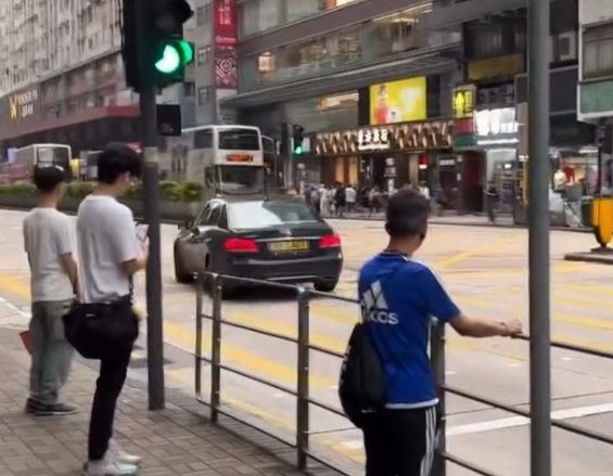 旺角彌敦道多名警員包圍平治私家車,要求司機落車,其間有警員手持伸縮警棍敲破車身玻璃,惟司機加速離開。(Threads)