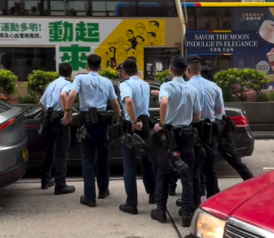 旺角彌敦道多名警員包圍平治私家車,要求司機落車,其間有警員手持伸縮警棍敲破車身玻璃,惟司機加速離開。(Threads)