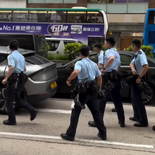 旺角彌敦道多名警員包圍平治私家車,要求司機落車,其間有警員手持伸縮警棍敲破車身玻璃,惟司機加速離開。(Threads)