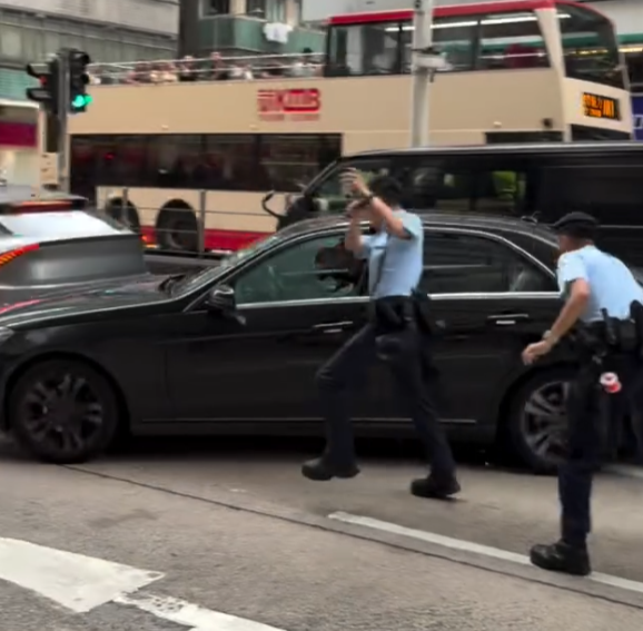 旺角彌敦道多名警員包圍平治私家車,要求司機落車,其間有警員手持伸縮警棍敲破車身玻璃,惟司機加速離開。(Threads)