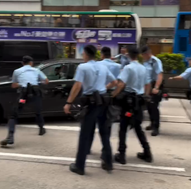 旺角彌敦道多名警員包圍平治私家車,要求司機落車,其間有警員手持伸縮警棍敲破車身玻璃,惟司機加速離開。(Threads)