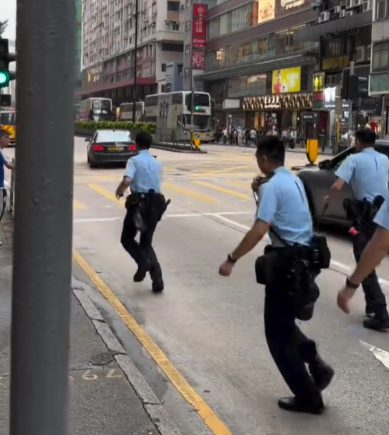 旺角彌敦道多名警員包圍平治私家車,要求司機落車,其間有警員手持伸縮警棍敲破車身玻璃,惟司機加速離開。(Threads)