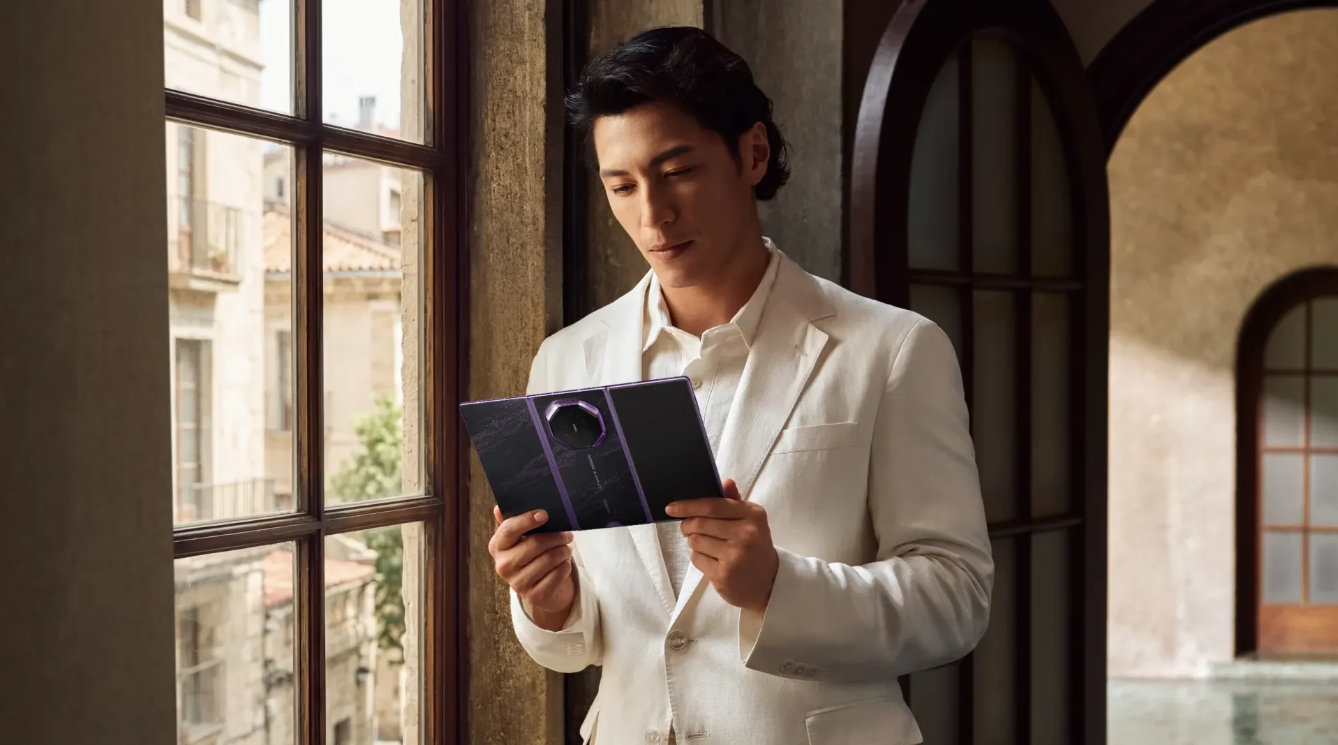 HUAWEI Mate XT 2帶來全新錦紫配色。
