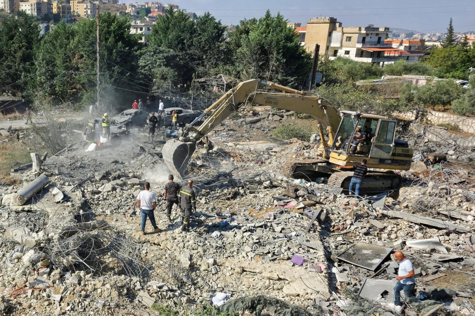 黎巴嫩南部城鎮克法魯曼（Kfar Rumman）當地時間7日凌晨遭遇以色列空襲。（圖／路透）