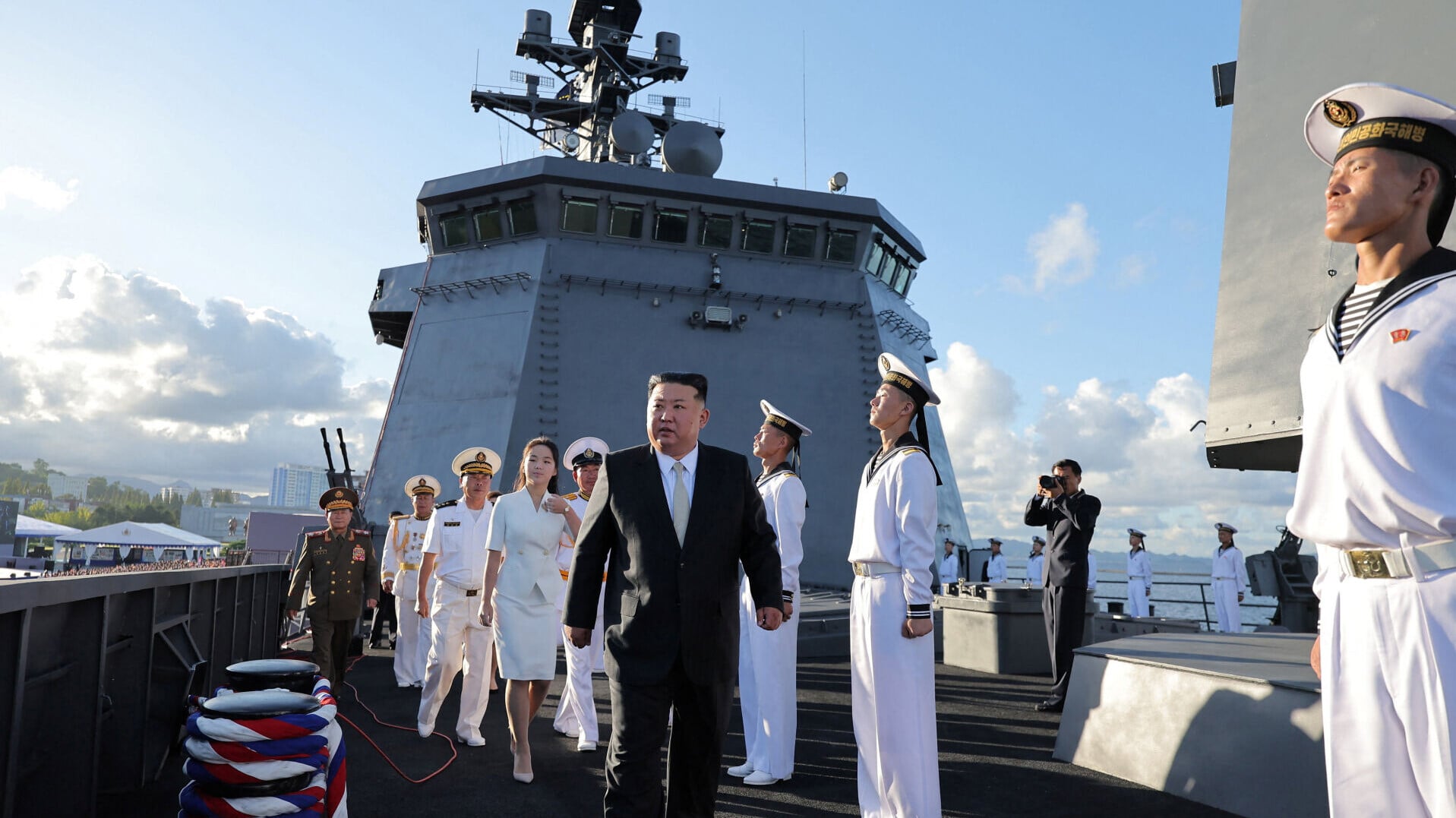 金正恩及女兒金主愛登艦視察。(路透社)