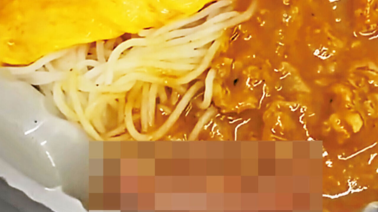 開蓋則看見，似為初生老鼠BB浸在醬汁內掙扎。