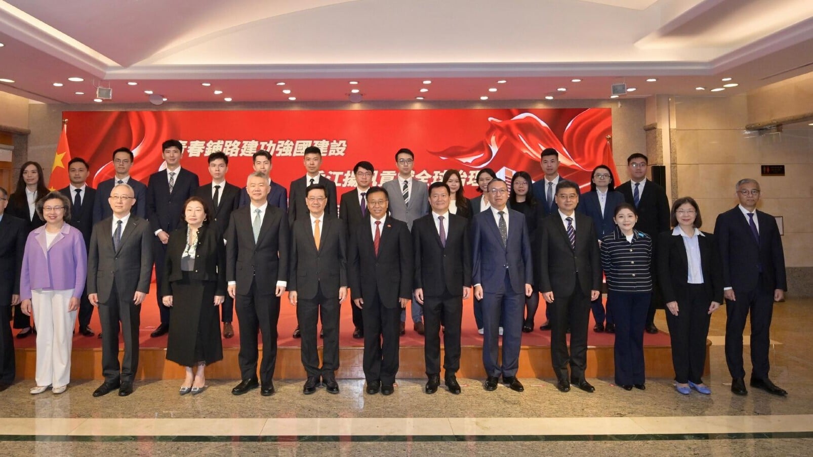 特區政府派出第三批16名來自13個職系的香港青年公務員前往聯合國任職。發佈儀式在外交部駐香港特別行政區特派員公署舉行。(政府新聞處)