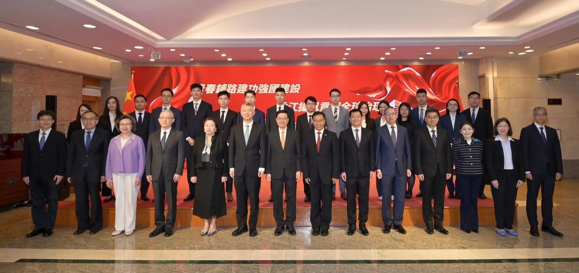 特區政府派出第三批16名來自13個職系的香港青年公務員前往聯合國任職。發佈儀式在外交部駐香港特別行政區特派員公署舉行。(政府新聞處)