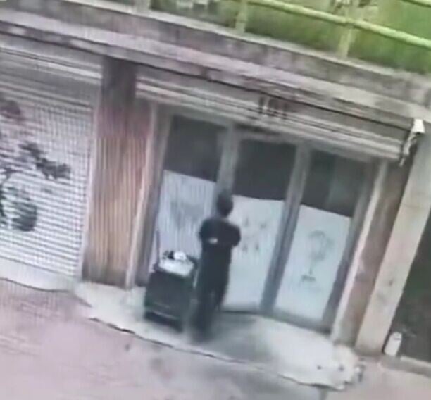 男店員約34分7秒時踏入店裡,但34分14秒店鋪就發生爆炸。(微博)