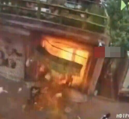 巨大火焰炸毀店面,男員工跟著許多雜物都被炸飛。(微博)
