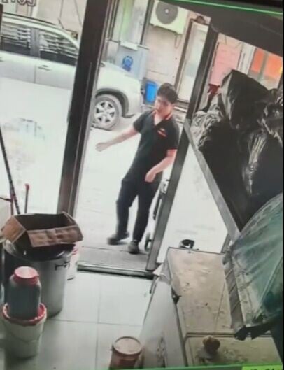 男店員約34分7秒時踏入店裡,但34分14秒店鋪就發生爆炸。(微博)