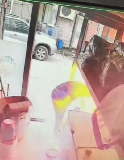 男店員約34分7秒時踏入店裡,但34分14秒店鋪就發生爆炸。(微博)