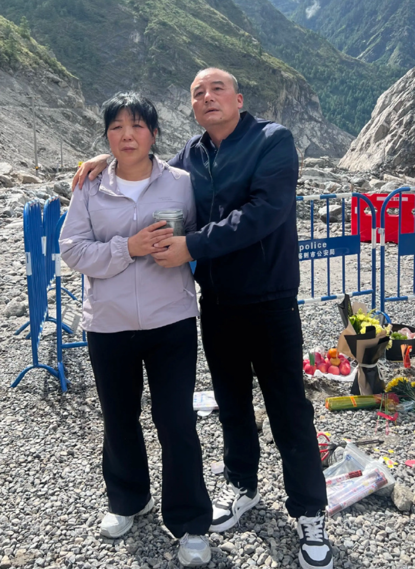 西藏尼泊爾泥石流|於吉隆口岸工作了13年的「90後」女警文燕至今失聯。文燕父母來到口岸搜救現場,捧着一罐泥土。