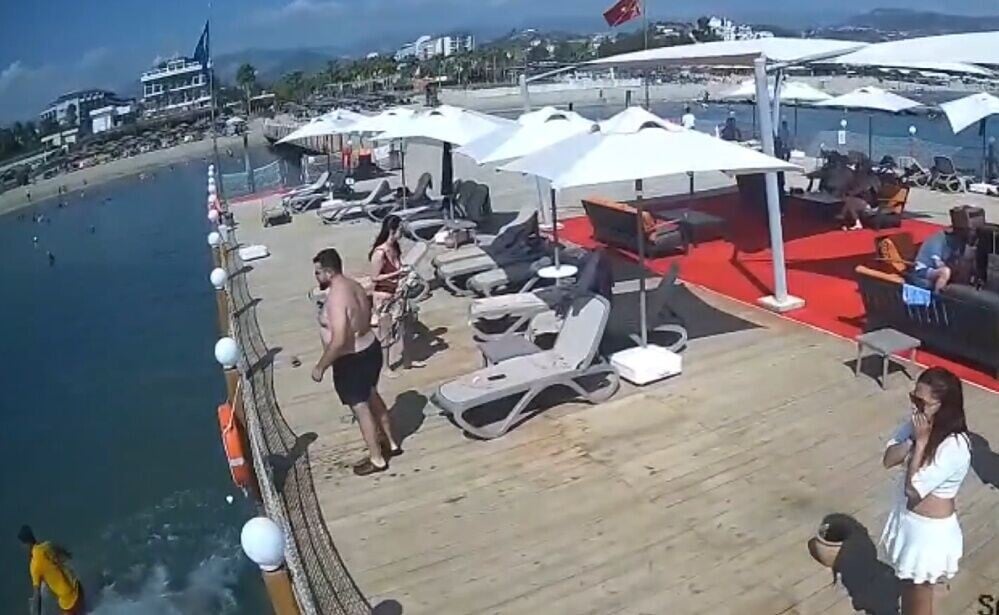 一名救生員隨即下水協助救援,可見救生員落水後,水深僅到他的大腿。(X)